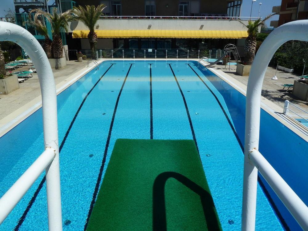 Hotel Cormoran Riccione Esterno foto